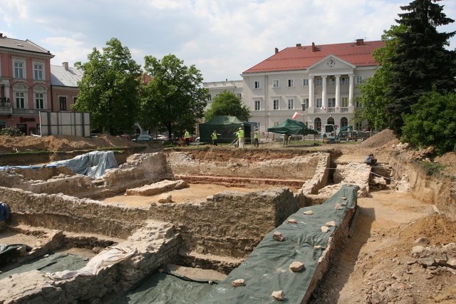 Po tych fundamentach widać, że kielecki ratusz był dużą, reprezentacyjną budowlą.