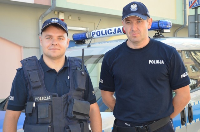 Sierżant Filip Chrabański (z lewej) i młodszy aspirant Tomasz Nowaczyk razem pełnią służby