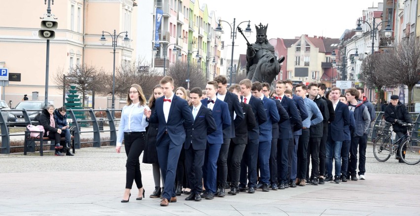 Maturzyści z I LO w Malborku zatańczyli poloneza w centrum miasta