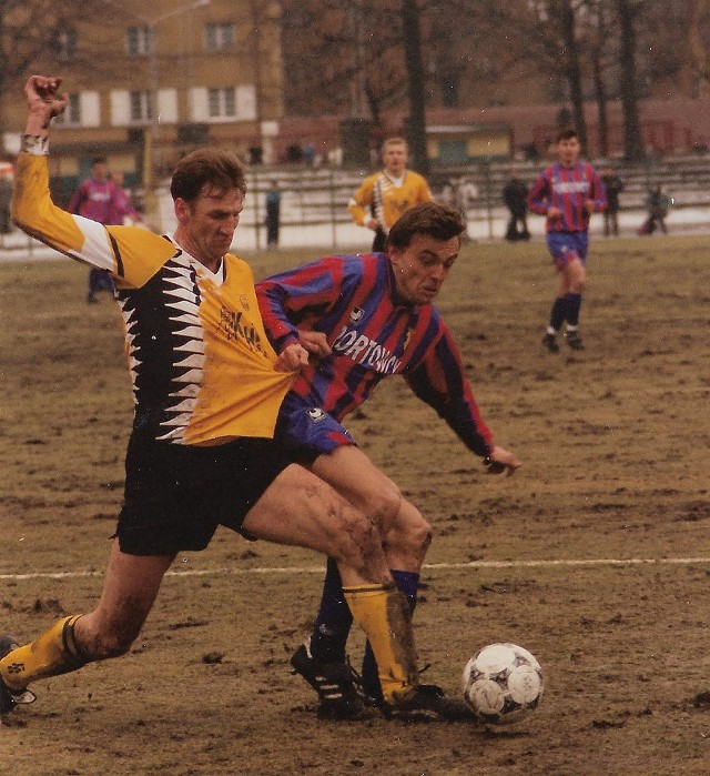 Robert Dymkowski podczas jednego ze spotkań Pogoni z GKS Katowice. Rywalem był Kazimierz Węgrzyn, z którym w 2001 zdobyli wicemistrzostwo Polski