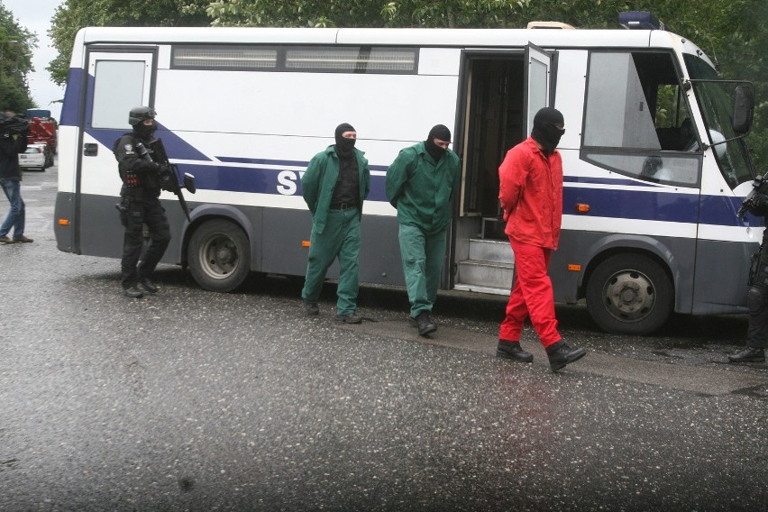 Katastrofa w Jastrzębiu: Wypadek autobusu i auto w jeziorze