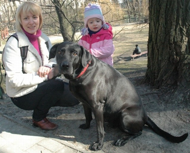 - Taki zakaz jest bezsensowny - uważa Magdalena Konwant, na zdjęciu z córką Natalią i psem Czarą. - To ludzie powinni się nauczyć, że kupę po swoim psie trzeba posprzątać. Ja noszę na spacery specjalne woreczki.