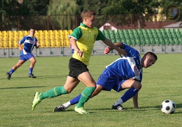 W sparingowym meczu piłkarskim Siarka Tarnobrzeg pokonała Sokoła Nisko aż 6:2 (2:1).