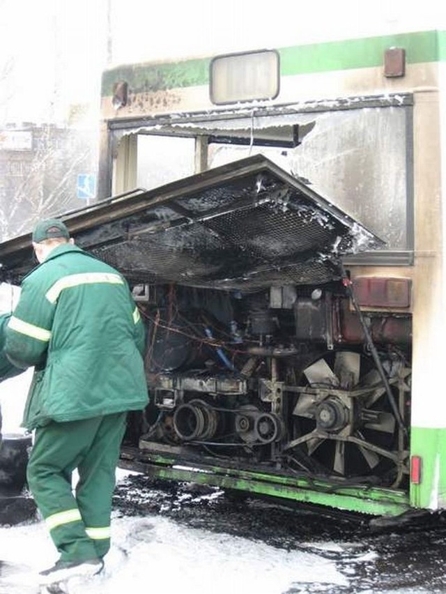 Tydzień temu również na wiadukcie Dąbrowskiego zapalił się autobus.