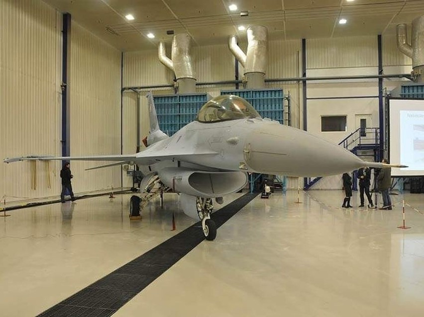 Pierwszy polski F-16 opuścił lakiernię bydgoskich WZL [zdjęcia]