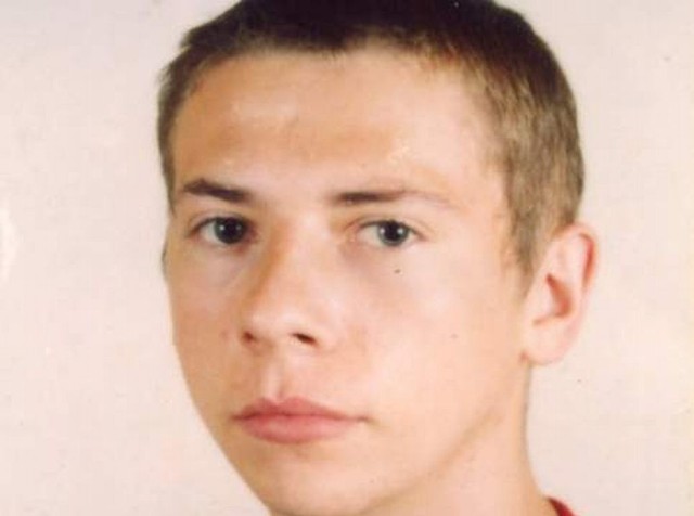 Leszek Lewandowski w wieku 20 lat., krótko przed zaginięciem. W ciągu dziewięciu lat poszukiwań policji nie udało się nawet znaleźć jego roweru, którym wyjechał z domu 3 sierpnia 2004 roku. Leszek Lewandowski ma 182 cm wzrostu, niebieskie oczy i widoczną bliznę na czole.