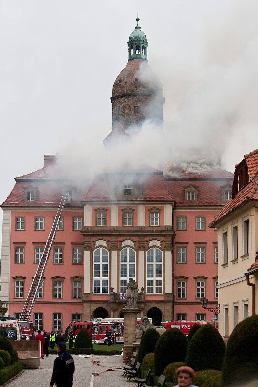 Pożar zamku Książ, płonie dach, 10.12.2014