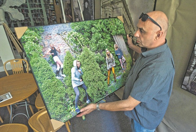 Wojciech Szwej przygotowuje zdjęcia na Fotokonfrontacje w ramach których zobaczymy prace kilku znanych fotografików.  To jedna z dwóch ekspozycji przygotowanych specjalnie na tą edycję festiwalu.  Jego tegoroczne hasło to „Wizerunek moją siłą”, a imprezy towarzyszące zaplanowano też poza Koszalinem, bo aż w 46 miejscowościach w całej Polsce