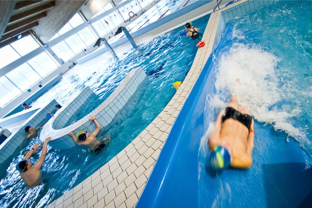 Na małym basenie zazwyczaj odbywają się zajęcia z nauki pływania dla dzieci.