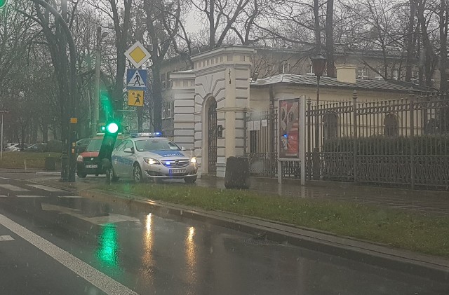 Samochód uszkodził sygnalizację u zbiegu ul. Tymienieckiego i ul. Milionowej.