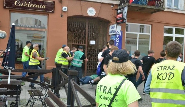 W czasie manifestacji Komitetu Obrony Demokracji w czerwcu 2017 roku w Radomiu, jeden z uczestników został przewrócony na ziemię i był kopany.