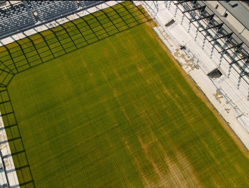 Murawa na nowym stadionie Sandecji pożółkła? Jan Kos z Blackbird: będzie ładna za moment. Radny zaskoczony 