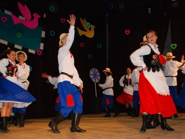 Wykonawcy podczas festiwalu &#8222;Dziecko w Folklorze&#8221; zaprezentowali oryginalne tańce i stroje z południowej Polski.