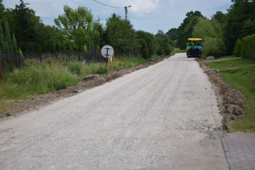Rozpoczął się remont dwóch dróg w gminie Gowarczów. Zobacz zdjęcia 
