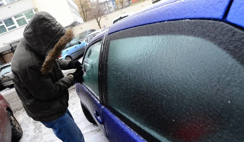 Gołoledź na drogach w Łodzi. Uwaga kierowcy i piesi! Bardzo śliskie drogi i chodniki, wiele kolizji, nie kursują autobusy [ZDJĘCIA]