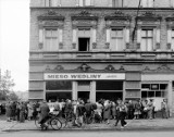 Kolejki przed mięsnym w czasach PRL. W Raciborzu w latach 80-tych czekano godzinami . Zobaczcie zdjęcia