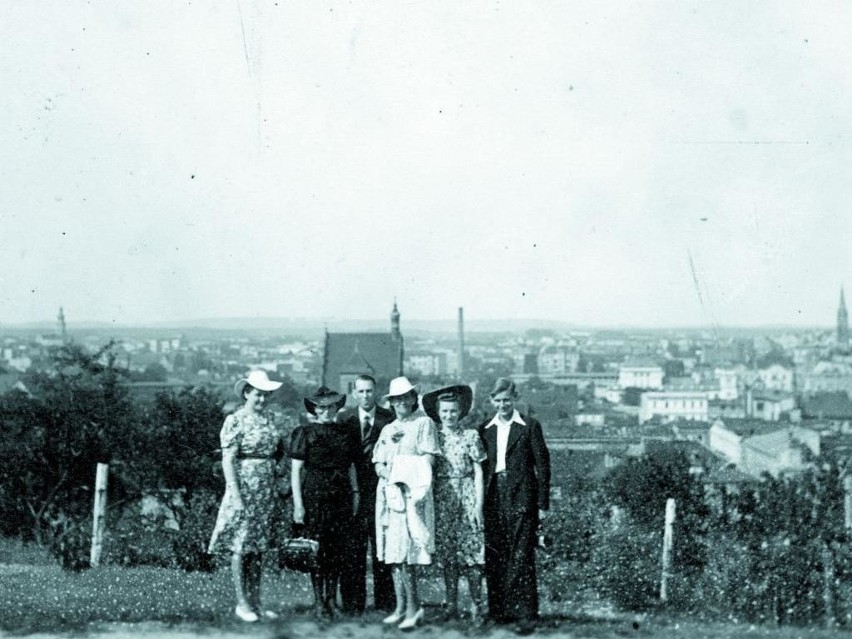Rodzina Skrzypińskich z przyjaciółmi, lato 1940 r. Z...