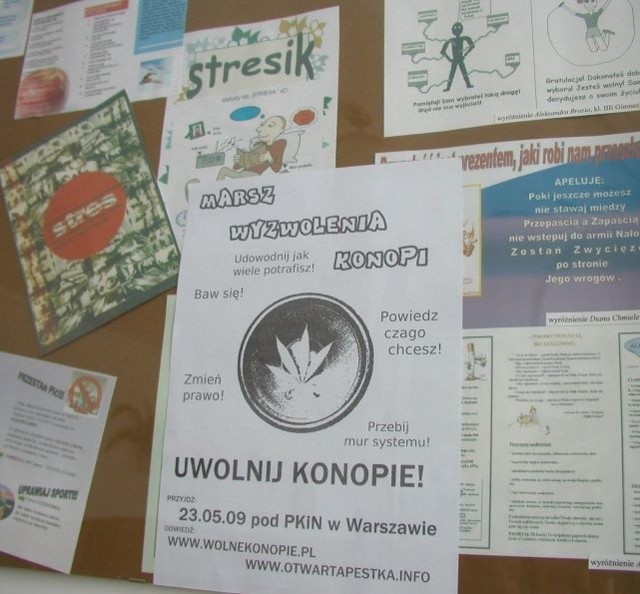 Plakat na szkolnej gazetce zachęcający do wzięcia udziału w manifestacji na rzecz legalizacji marihuany