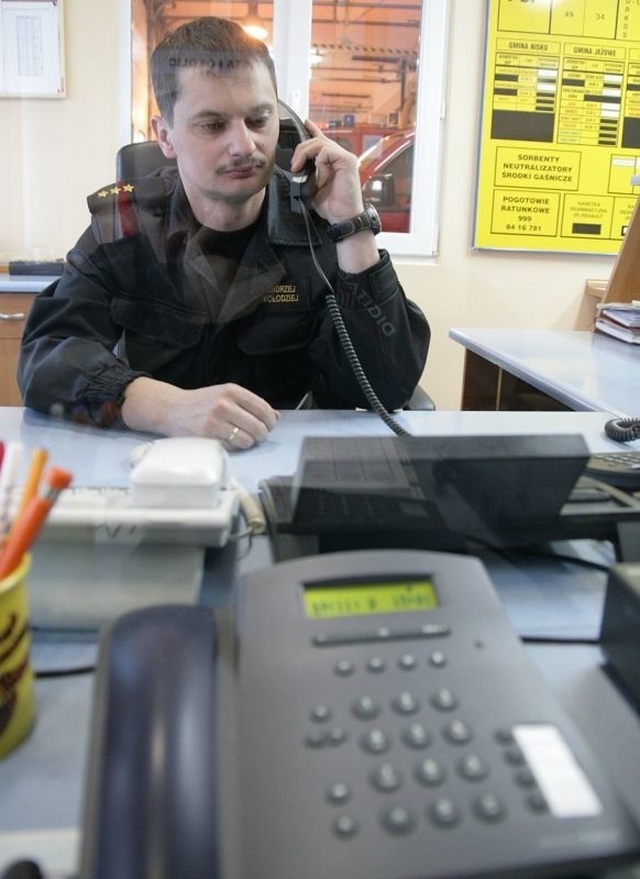 Podnosimy słuchawkę, a tam słychać jakiś program w telewizji, śmiechy czy muzykę. I tak tylko z jednego numeru otrzymujemy dziennie kilkadziesiąt głuchych telefonów - mówi kapitan Andrzej Kołodziej, dyżurny PSP w Nisku.