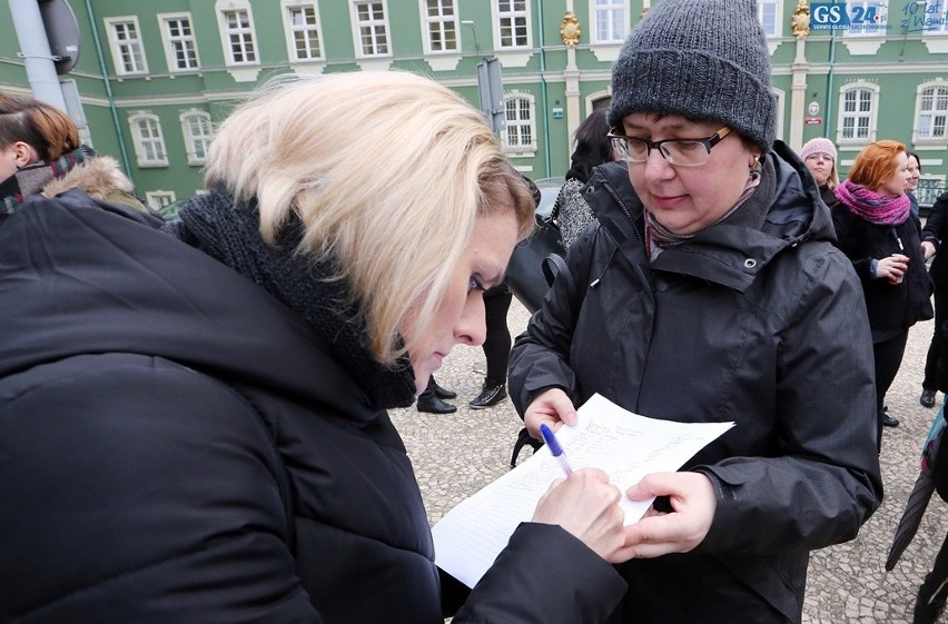 Protest pracowników MOPR przed urzędem miejskim [wideo] 