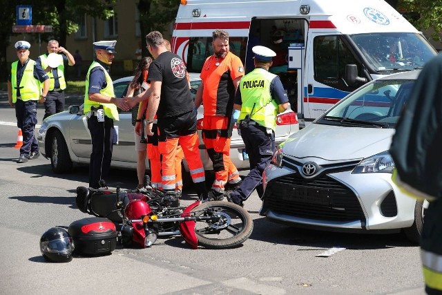 Miejsce zdarzenia na skrzyżowaniu ulic Wolności i Popiełuszki, gdzie toyota potrąciła junaka prowadzonego przez kobietę