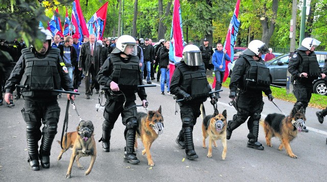 Krakowscy policjanci są często angażowani m.in. w zabezpieczanie meczów piłkarskich oraz przejazdów i przemarszów kibiców