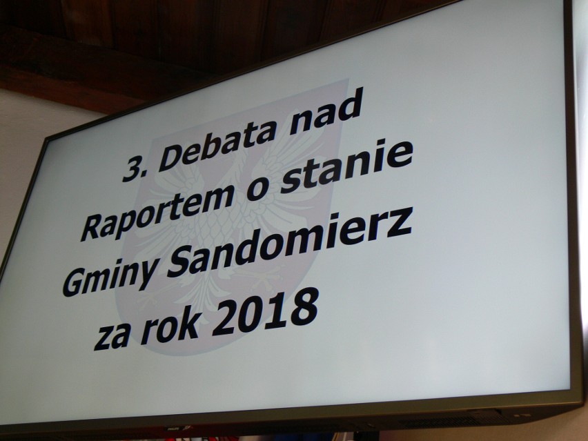 Burmistrz Sandomierza z absolutorium z tytułu wykonania budżetu za 2018 rok. Radni przed głosowaniem odnieśli się do raportu o stanie miasta
