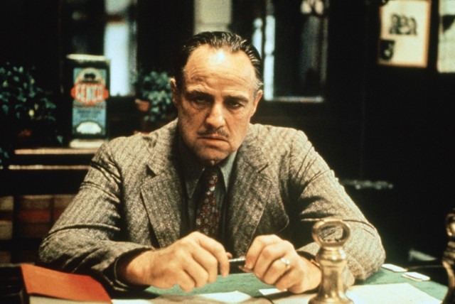 "Ojciec Chrzestny"Don Vito Corleone jest głową rodziny mafijnej. Nazywany jest przez włoskich emigrantów ojcem chrzestnym. Wpływy czerpie z hazardu i prostytucji, ale przeciwny jest handlowi narkotykami. Odrzuca propozycję wspólnego interesu z właścicielem plantacji maku. Ta decyzja staje się przyczyną wojny gangów, w konsekwencji zmienia też późniejszy sposób działania gangsterów. Wkrótce Don Vito umiera, a na czele klanu Corleone staje jego syn, Michael, który musi zmierzyć się z nową rzeczywistością.Emisja:TVN, godz. 22:55