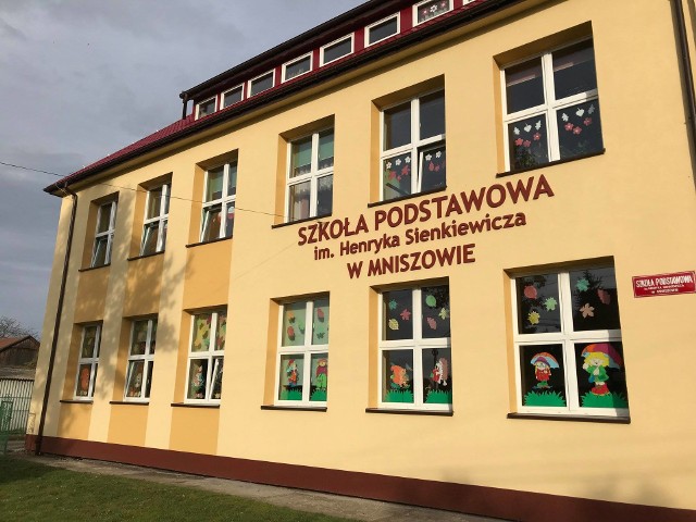 Szkoła Podstawowa w Mniszowie po termomodernizacji