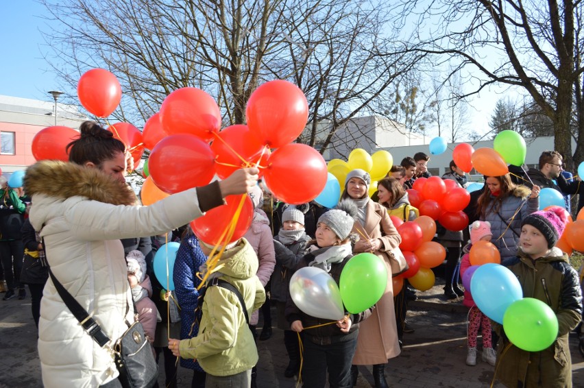 Balony z marzeniami odleciały w niebo. Fundacja "Pomóż Im" świętuje Dzień Dziecka z Chorobą Nowotworową [galeria]