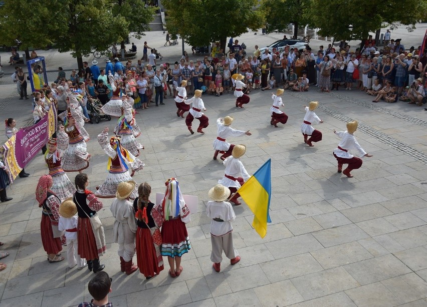 Gorlice. Festiwal Świat pod Kyczerą. Przez miejski deptak przeszedł barwny korowód artystów z różnych stron świata