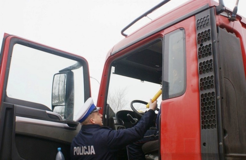 Kierowca ciężarówki otrzymał 300 złotych mandatu oraz sześć...