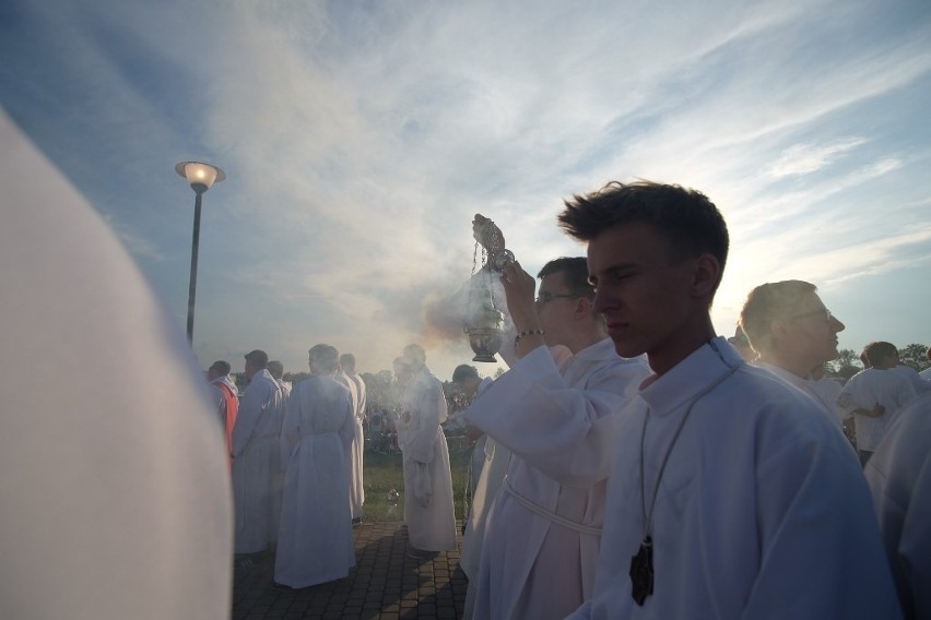 Lednica 2016: Tysiące młodych modli się przed Bramą-Rybą