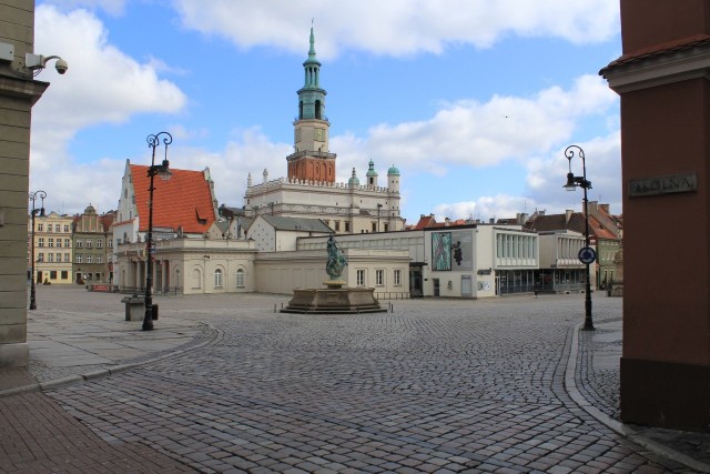 Pandemia koronawirusa, która dotarła do Polski i Poznania, sprawiła, że ulice miast opustoszały. W centrum stolicy Wielkopolski, gdzie zazwyczaj był gwar, tym razem jest cisza i spokój. Poznań wymarł, a sytuację kontrolują strażnicy miejscy i policjanci. Przejdź dalej i zobacz, jak w weekend wygląda miasto --->