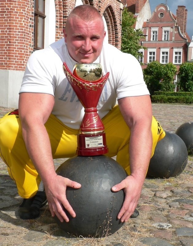 Ulubioną konkurencją Grzegorza Szymańskiego jest podnoszenie kul. Na zdjęciu jest z najnowszym i najcenniejszym swoim trofeum.