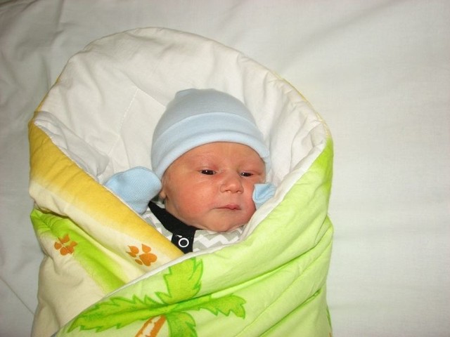 Szymon Mianowicz urodził się w niedzielę, 28 kwietnia. Ważył 3100 g i mierzył 57 cm. Jest pierwszym dzieckiem Katarzyny i Sebastiana z Kiełczewa