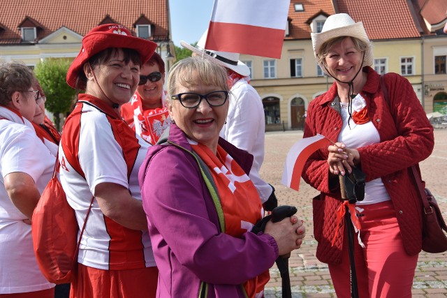 Dzień flagi w Żorach. Marsz nordic walking w biało-czerwonych barwach