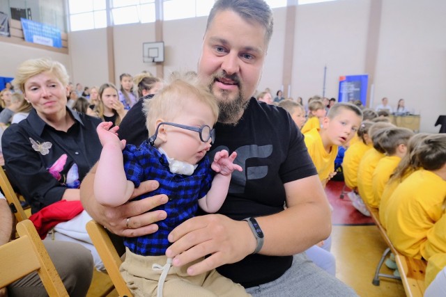 6 czerwca w Poznaniu odbył się koncert charytatywny „Pomocne dłonie w balonie”. Podczas wydarzenia zbierano pieniądze na leczenie małego chłopca Borysa, który cierpi na rzadką chorobę genetyczną, w wyniku której zmaga się z ciężkimi urazami ciała.