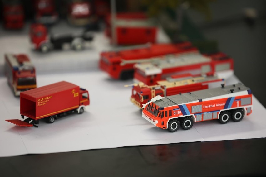 Modele wozów strażackich mogą oglądać czytelnicy Biblioteki...