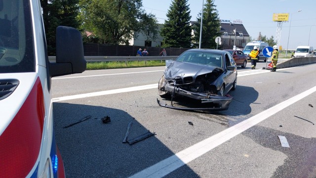 Do wypadku doszło na DK 94 w Ładnej. Rozbite samochody i służby ratownicze blokowały pas ruchu w kierunku Tarnowa