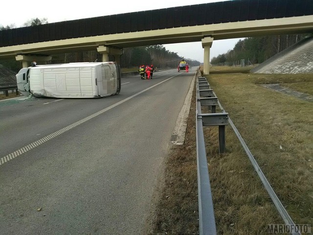 Wypadek na autostradzie A4. Dachował bus.