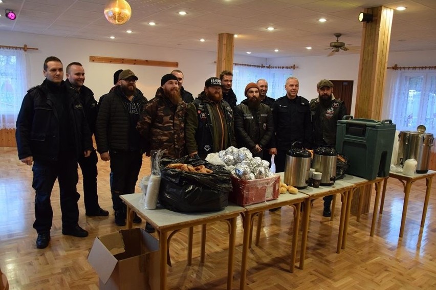 Kraków. Policjanci i wolontariusze przyszli do bezdomnych z ciepłym posiłkiem i prowiantem