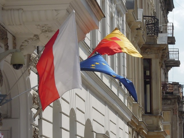 Na gmachach urzędów państwowych wywieszane są flagi: polska, unijna i Łodzi.