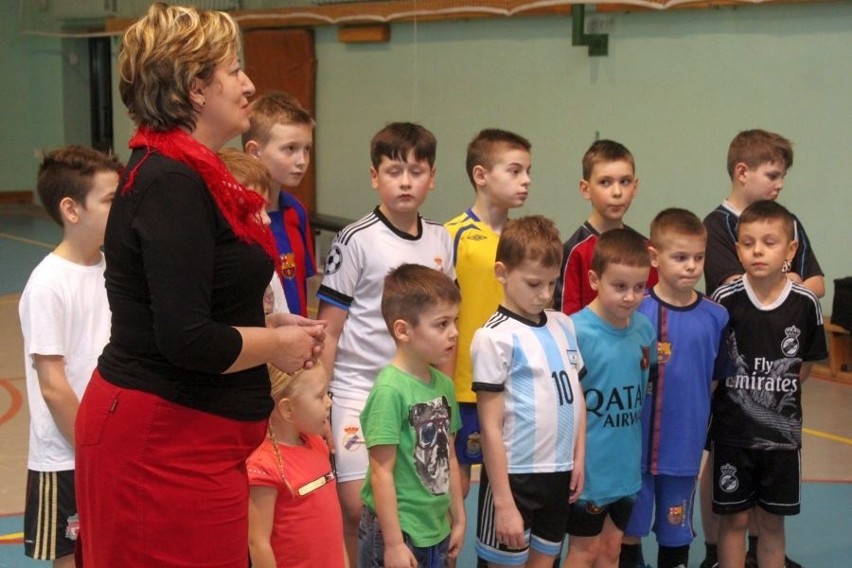 Piłkarze z Wojciechowic z nowym sprzętem. Zobacz zdjęcia i wideo