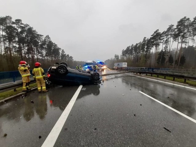 W niedzielę, 2 maja o godzinie 6:43 do nowotomyskiej straży wpłynęło zgłoszenie o wypadku na 110 km autostrady A2 w okolicach Przyłęku. Dachowanie miało miejsce na wiadukcie. Zadysponowano 2 zastępy z JRG Nowy Tomyśl oraz zastęp z OSP Bolewice.Kolejne zdjęcie --->