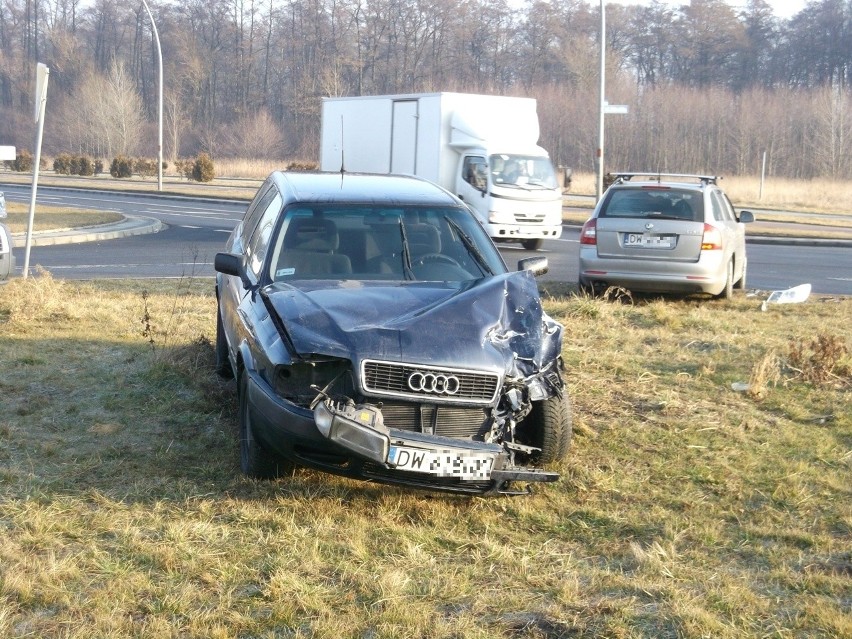 Wrocław: Wypadek na Kwiatkowskiego. Utrudnienia w ruchu (ZDJĘCIA)