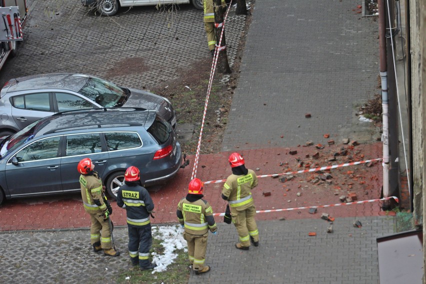 2 lutego z kamienicy przy ulicy 11 Listopada spadły cegły.