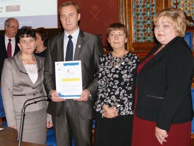 Podczas uroczystej gali wręczenia certyfikatów &#8222;Samorządowego Lidera Edukacji&#8221; w murach Uniwersytetu Jagiellońskiego w Krakowie, przedstawiciele Górna mogli zaprezentować swoje osiągnięcia w dziedzinie edukacji. Na zdjęciu wójt gminy Górno - Przemysław Łysak, Barbara Raczyńska - kierownik Samorządowego Zespołu Obsługi Szkół w Górnie i Ewa Krajcarz &#8211; dyrektor Zespołu Szkolno &#8211; Przedszkolnego w Cedzynie. 