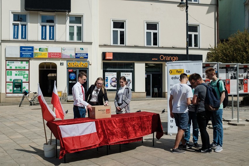 Tarnów. Flagi od "Szczepanika" na Placu Sobieskiego [ZDJĘCIA]