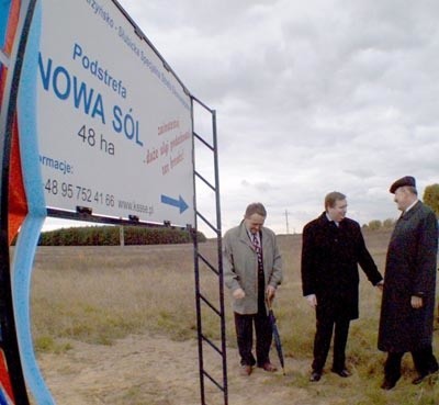 Ponad cztery lata temu byłe władze miasta otwierały dziewicze tereny podstrefy na Pleszówku (na zdjęciu od prawej: były prezydent Tadeusz Gabryelczyk i były prezes strefy Zbigniew Faliński). Dziś w strefie nie ma już miejsca na nowe fabryki i trzeba ją powiększać.